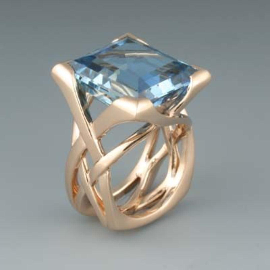 Retro-Ring aus Roségold mit blauen Zirkonien
