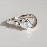 Retro-Ring aus gewelltem Silber mit Zirkonia