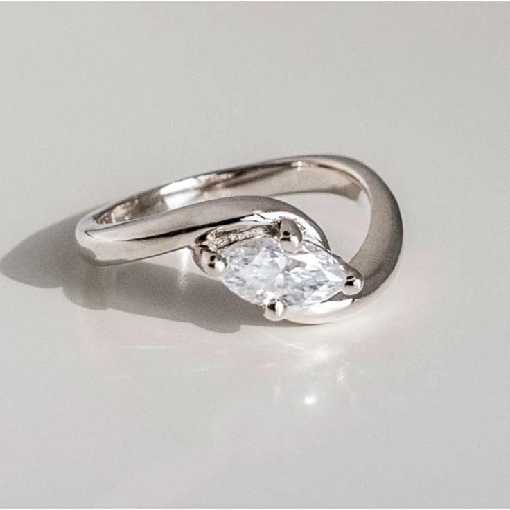 Retro-Ring aus gewelltem Silber mit Zirkonia