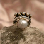 Retro-Ring mit Krone in Silber und Perlen