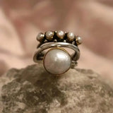 Retro-Ring mit Krone in Silber und Perlen