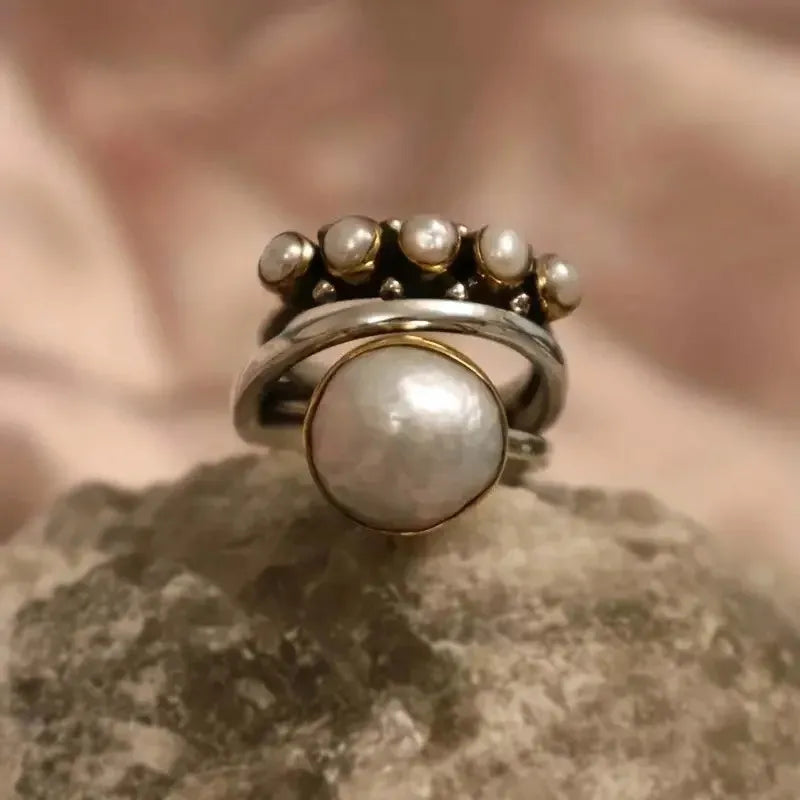 Retro-Ring mit Krone in Silber und Perlen