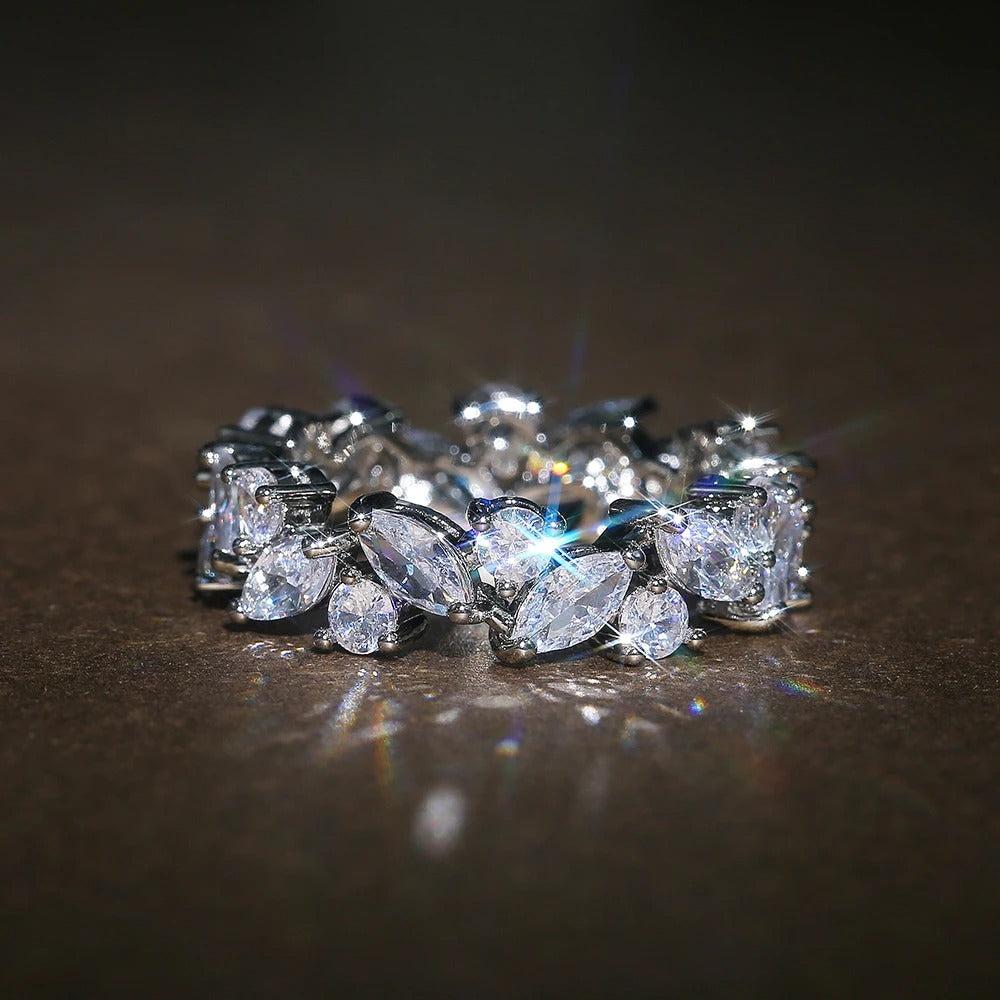 Retro-Ring mit runden und markisierten Diamanten