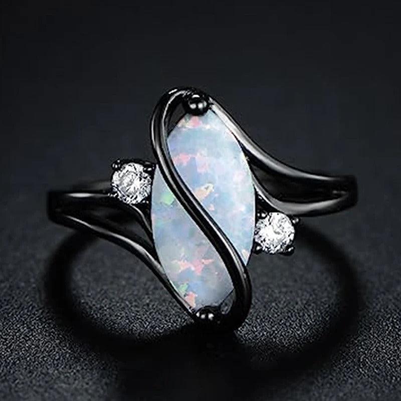 Retro-Ring mit schwarzem gedrehten Opal