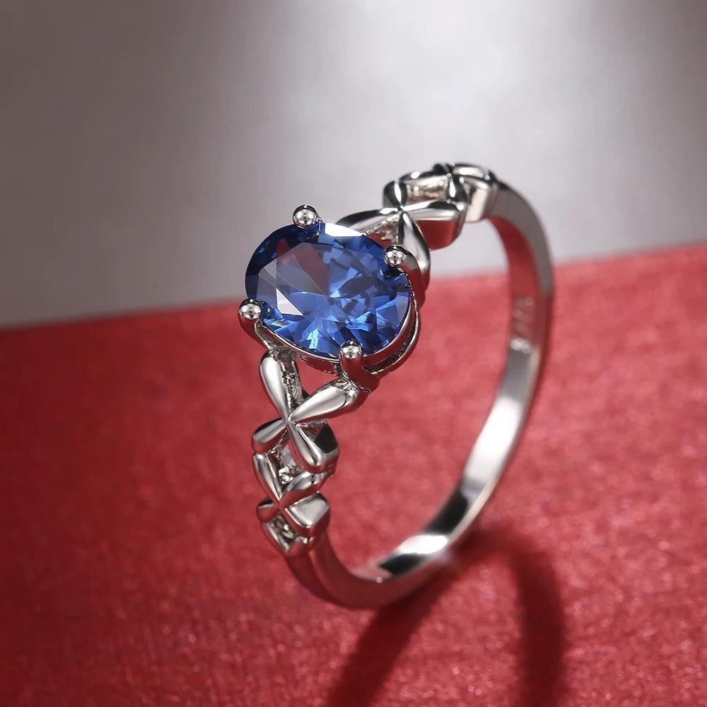 Retro Silberring mit blauem Kristall