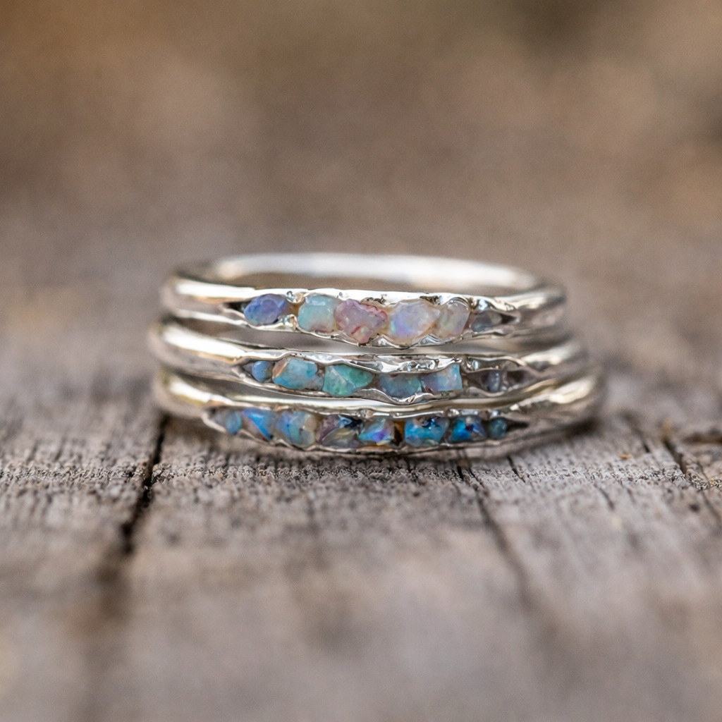 Retro-Silberring mit blauen Steinen in Schichten