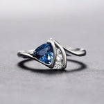 Retro-Silberring mit dreieckigem blauen Stein