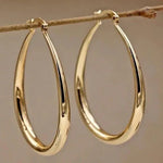 Retro goldene Ohrringe in Form eines Rings