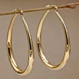 Retro goldene Ohrringe in Form eines Rings