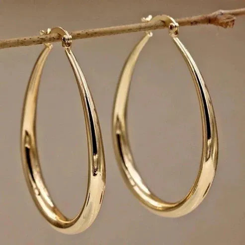 Retro goldene Ohrringe in Form eines Rings