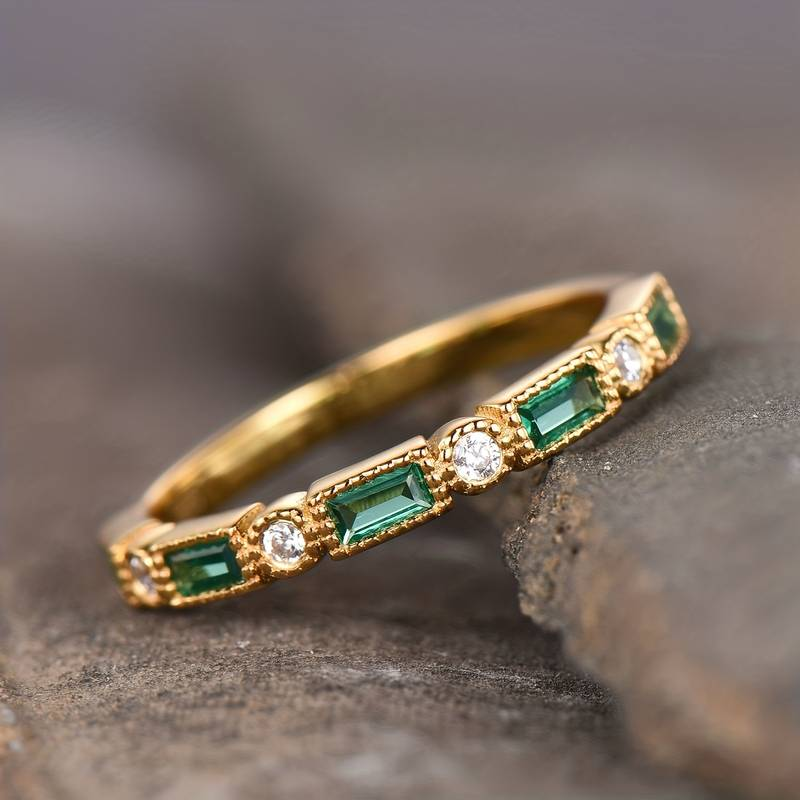 Retro grüner Ring mit Zirkonia- und Gold-Elementen