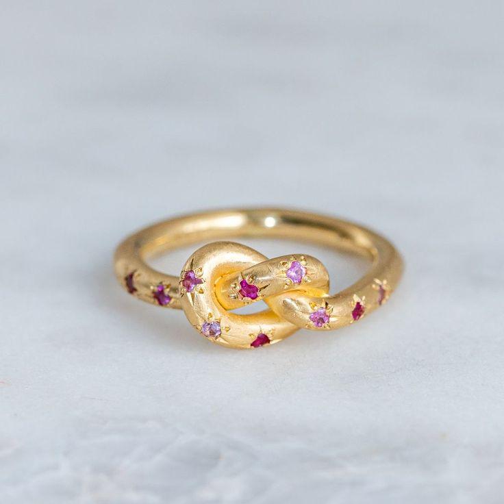 Retro rosa Ring mit goldenem Himmelknoten