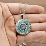 Retro runde Halskette mit blauen Mandalas