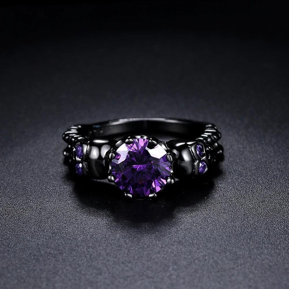 Retro schwarzer runder Ring mit kostbarem lila Stein und komplexem Design
