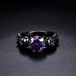 Retro schwarzer runder Ring mit kostbarem lila Stein und komplexem Design