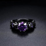 Retro schwarzer runder Ring mit kostbarem lila Stein und komplexem Design