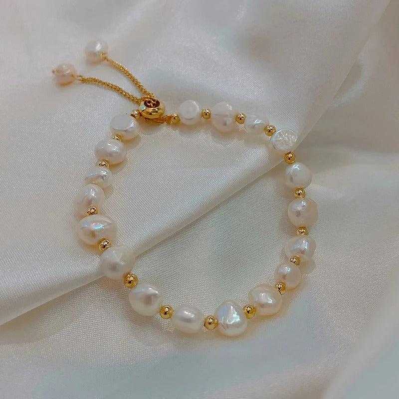 Retro weisses Armband mit Perlen und goldenen Akzenten
