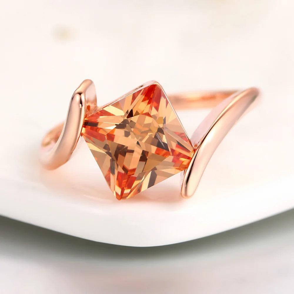 Ring mit Edelstein in Orange, in Pyramidenform, aus Roségold