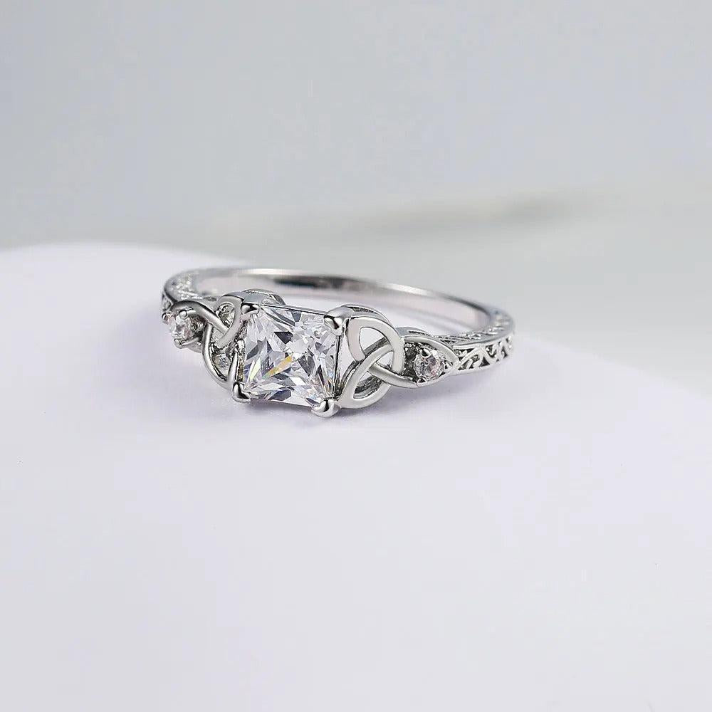 Ring mit Knotendesign und Edelstein in der Mitte