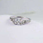 Ring mit Knotendesign und Edelstein in der Mitte