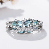 Ring mit Kreuz aus Silber und blauem Edelstein