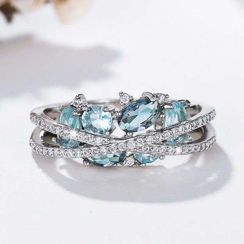 Ring mit Kreuz aus Silber und blauem Edelstein