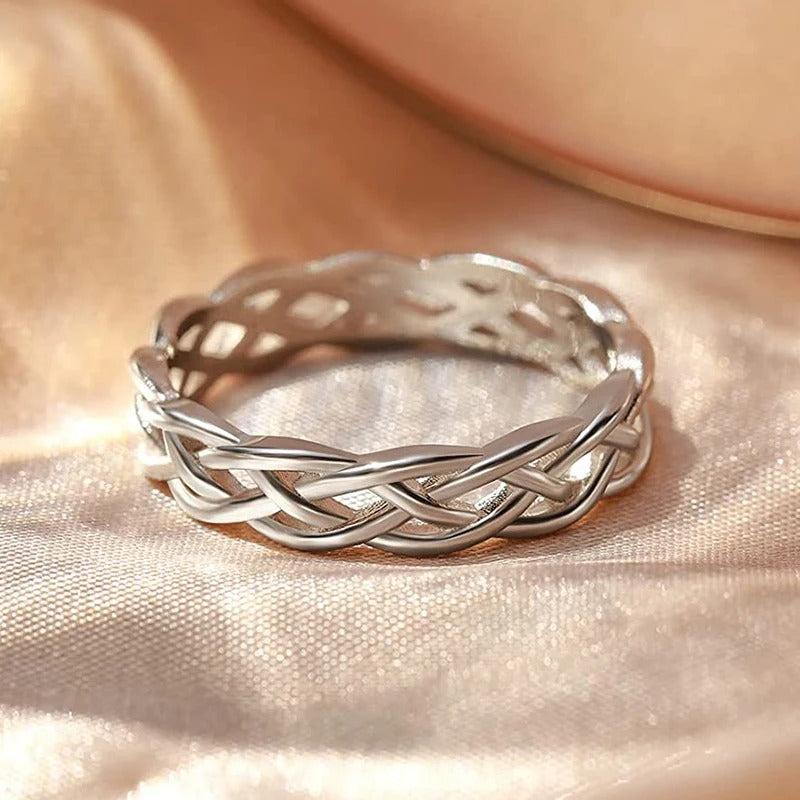 Ring mit geflochtenem Messing in gestanztem Silber