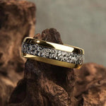Ring mit glänzenden goldenen Einlagen