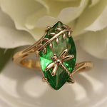 Ring mit wertvollem grünen Stein und Libelle