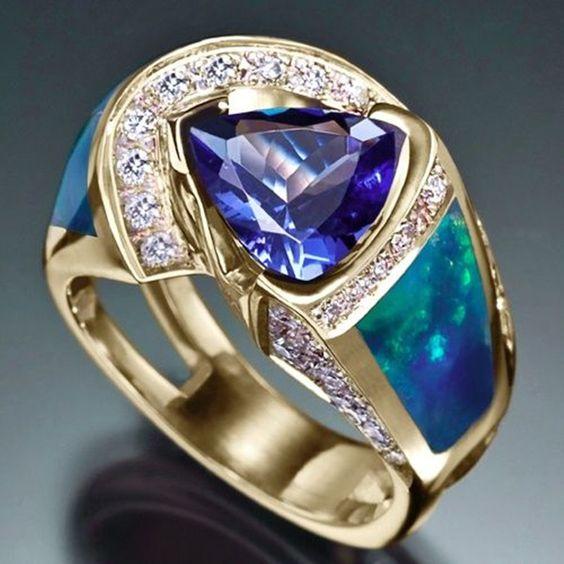 Rosa Ring im Kristallblauen Ozean