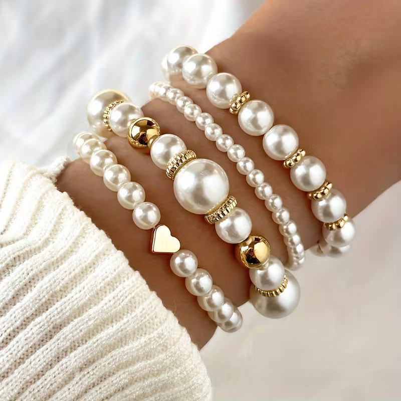 Set Armbänder aus weissen Perlen