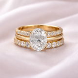 Set aus glänzenden Ringen mit retro Zirkonia