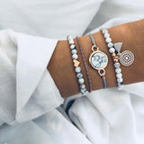 Set aus luxuriösen, glitzernden Armbändern