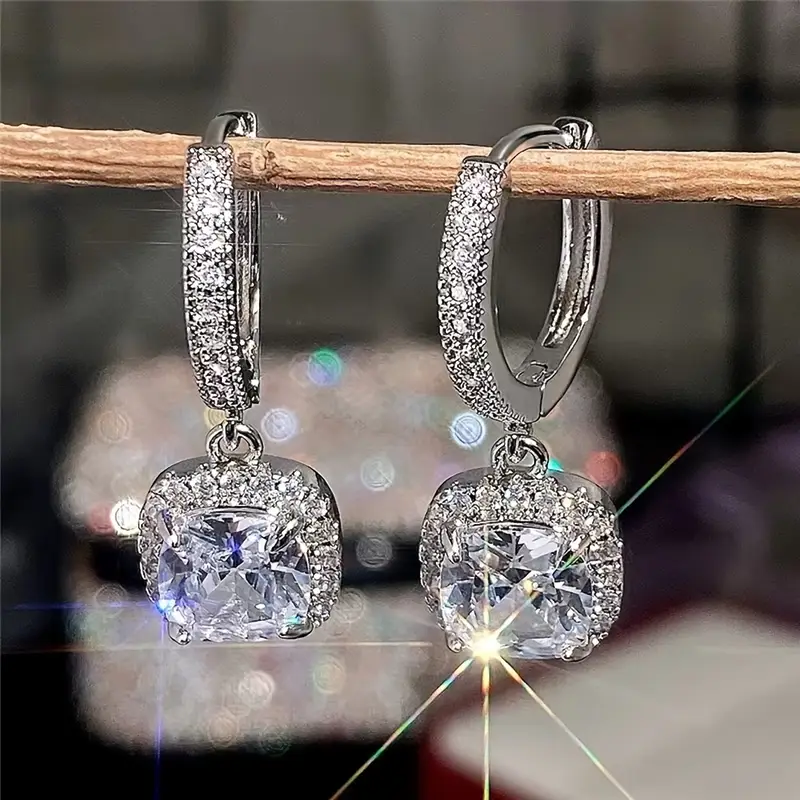 Silberne Vintage-Ohrringe mit Zirkonia