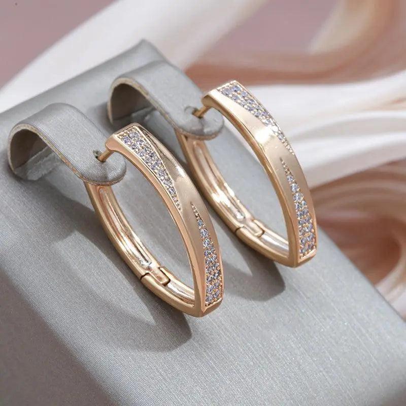 Strahlende Ohrringe aus Gold und Diamanten