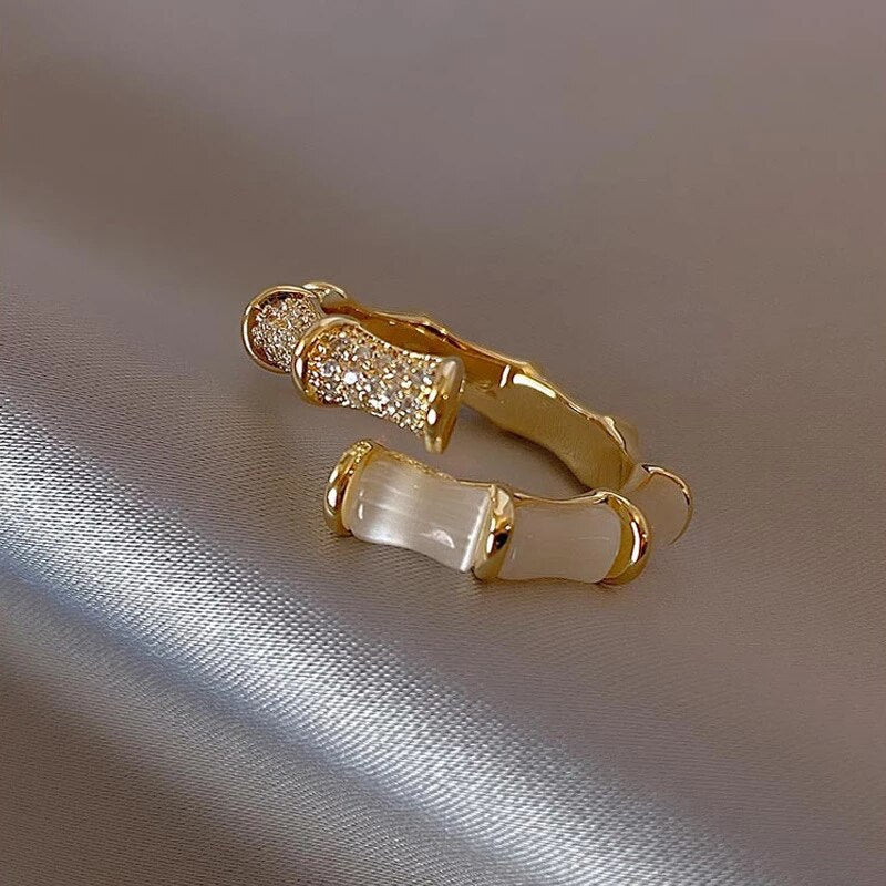 Verstellbarer Luxusring mit weissem Opal in Gold
