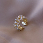 Verstellbarer Retro-Ring mit Perlen und goldenen Kristallen