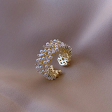 Verstellbarer Retro-Ring mit Perlen und goldenen Kristallen
