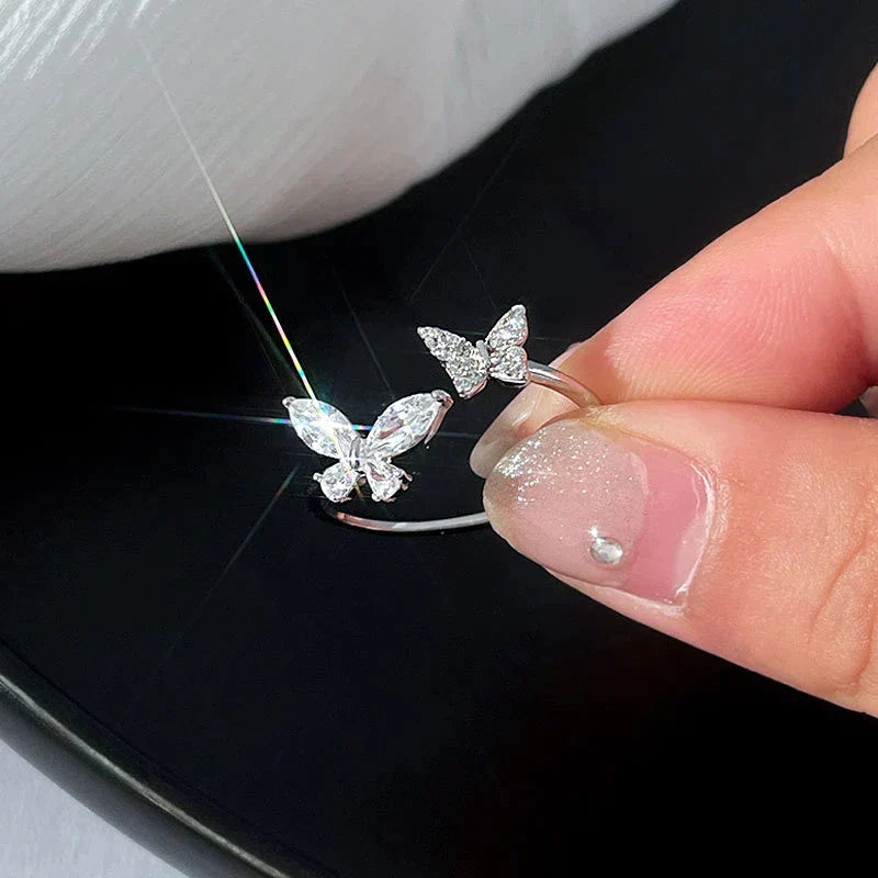 Verstellbarer Ring mit strahlender Schmetterling aus Silber