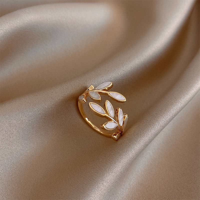 Verstellbarer Ring mit weissem Opal in Gold
