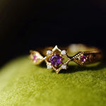 Verstellbarer retro geometrischer Ring in Gold mit lila Amethyst-Kristallen
