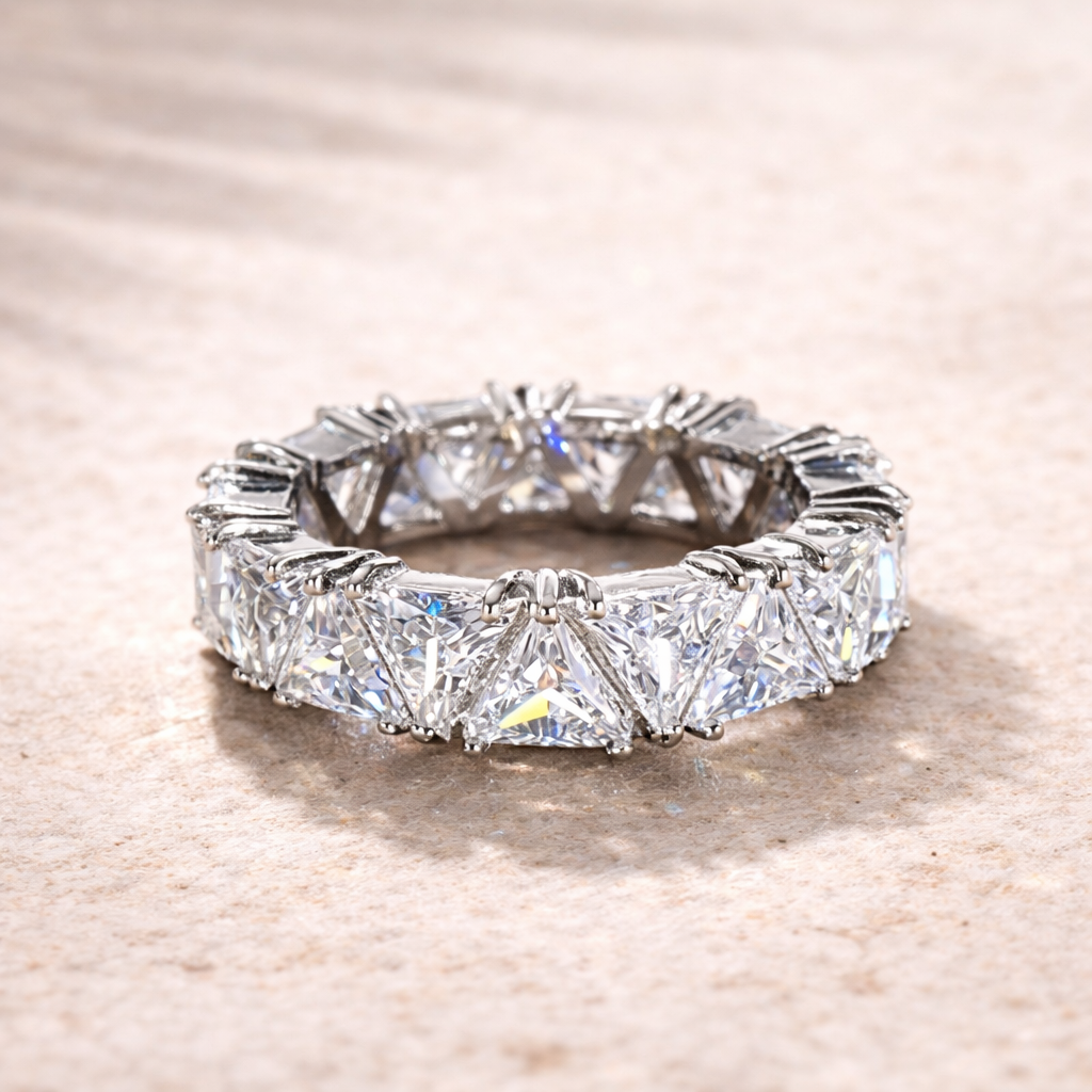 Vintage Dreieckiger Ring mit Steinen in Gold