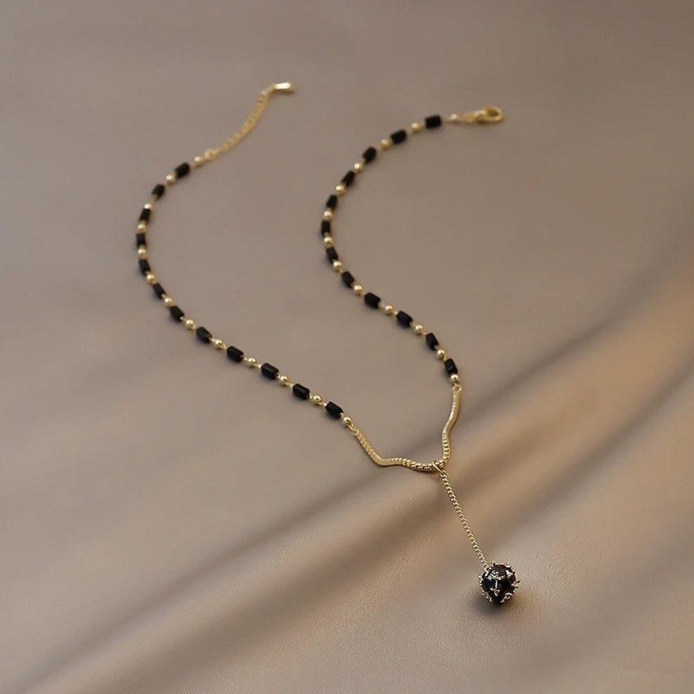 Vintage-Halskette mit schwarzen Perlen und hängender Tropfenform