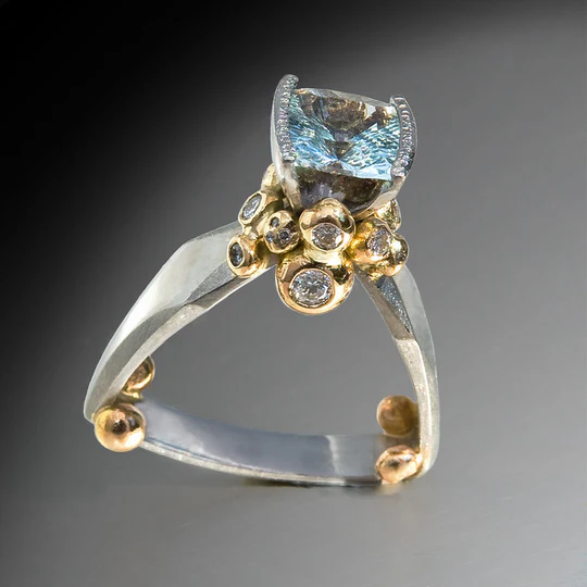 Vintage Ring aus Gold und Silber mit blauen Zirkonen