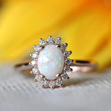 Vintage-Ring aus Roségold mit ovalem Opal und Kristallstrahlung