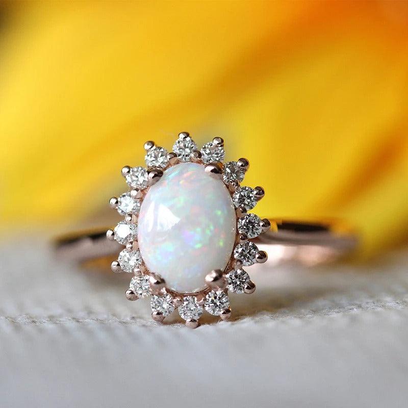 Vintage-Ring aus Roségold mit ovalem Opal und Kristallstrahlung
