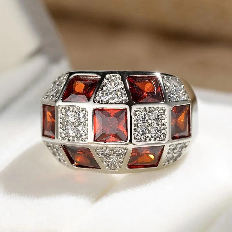 Vintage-Ring aus Silber mit roten Edelsteinen