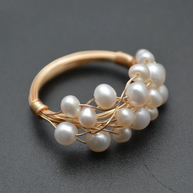 Vintage Ring mit leuchtenden Perlen