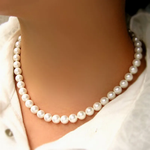 Zeitloses Retro-Halsband aus Marmor