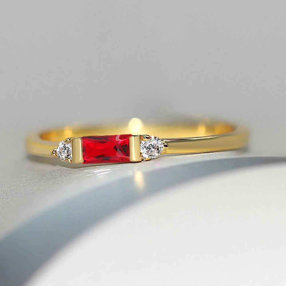 Zentraler roter Stein mit goldenem und glänzendem Ring